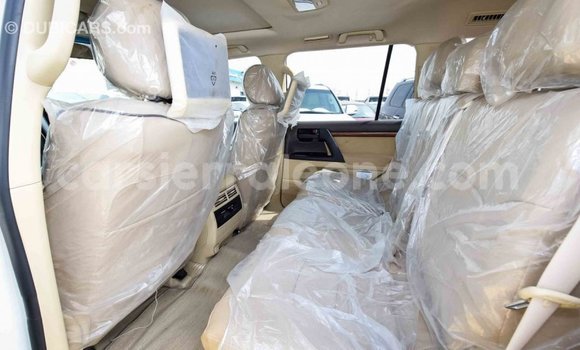 Acheter Import Voiture Toyota Land Cruiser Blanc à Import - Dubai, Kailahun Acheter Import Voiture Toyota Land Cruiser Blanc à Import - Dubai, Kailahun