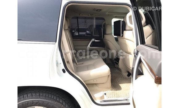 Buy Import Toyota Land Cruiser White Car in Import - Dubai in Kailahun Buy Import Toyota Land Cruiser White Car in Import - Dubai in Kailahun