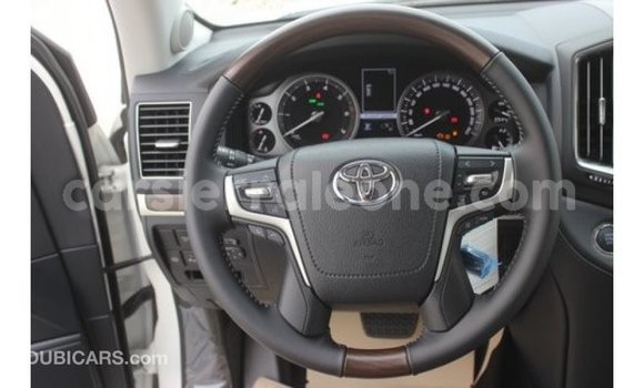 Buy Import Toyota Land Cruiser White Car in Import - Dubai in Kailahun Buy Import Toyota Land Cruiser White Car in Import - Dubai in Kailahun