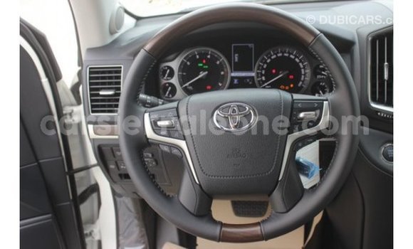 Buy Import Toyota Land Cruiser White Car in Import - Dubai in Kailahun Buy Import Toyota Land Cruiser White Car in Import - Dubai in Kailahun