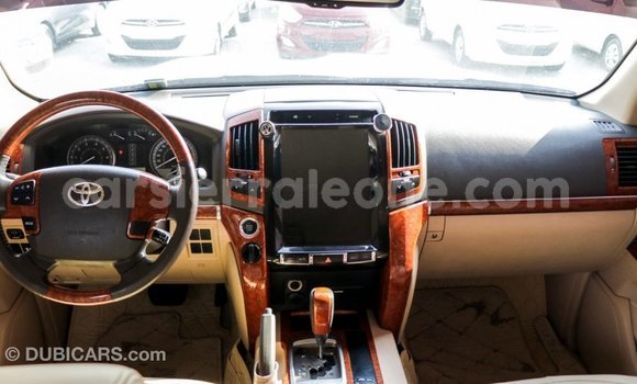 Acheter Import Voiture Toyota Land Cruiser Blanc à Import - Dubai, Kailahun Acheter Import Voiture Toyota Land Cruiser Blanc à Import - Dubai, Kailahun