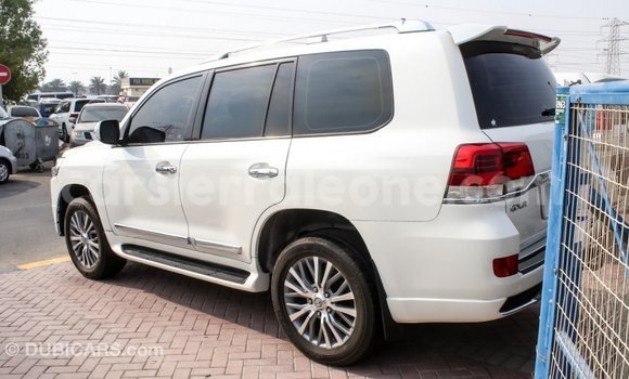 Acheter Import Voiture Toyota Land Cruiser Blanc à Import - Dubai, Kailahun Acheter Import Voiture Toyota Land Cruiser Blanc à Import - Dubai, Kailahun