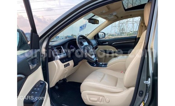 Buy Import Toyota Highlander Green Car in Import - Dubai in Kailahun Buy Import Toyota Highlander Green Car in Import - Dubai in Kailahun