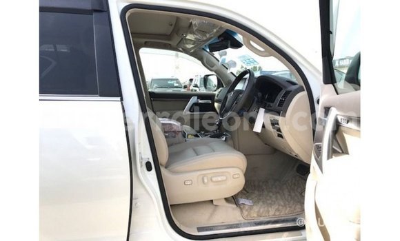 Buy Import Toyota Land Cruiser White Car in Import - Dubai in Kailahun Buy Import Toyota Land Cruiser White Car in Import - Dubai in Kailahun