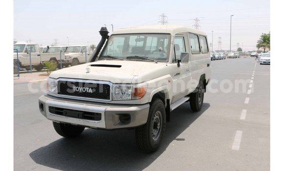 Acheter Import Voiture Toyota Land Cruiser Blanc à Import - Dubai, Kailahun Acheter Import Voiture Toyota Land Cruiser Blanc à Import - Dubai, Kailahun