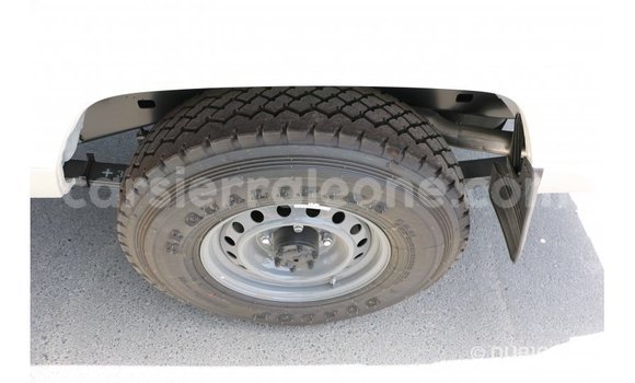 Acheter Import Voiture Toyota Land Cruiser Blanc à Import - Dubai, Kailahun Acheter Import Voiture Toyota Land Cruiser Blanc à Import - Dubai, Kailahun