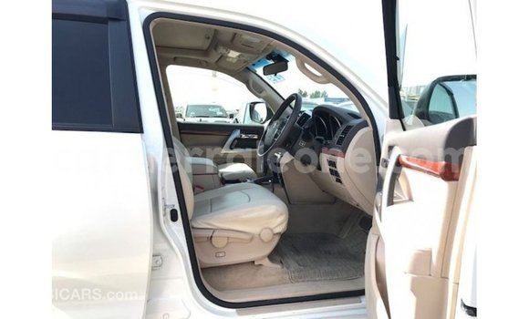 Buy Import Toyota Land Cruiser White Car in Import - Dubai in Kailahun Buy Import Toyota Land Cruiser White Car in Import - Dubai in Kailahun