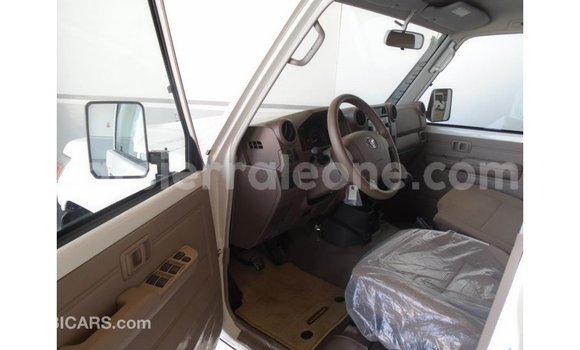 Acheter Import Voiture Toyota Land Cruiser Blanc à Import - Dubai, Kailahun Acheter Import Voiture Toyota Land Cruiser Blanc à Import - Dubai, Kailahun