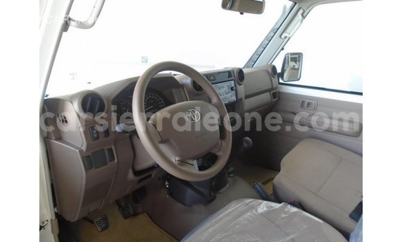 Acheter Import Voiture Toyota Land Cruiser Blanc à Import - Dubai, Kailahun Acheter Import Voiture Toyota Land Cruiser Blanc à Import - Dubai, Kailahun
