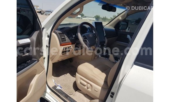 Acheter Import Voiture Toyota Land Cruiser Blanc à Import - Dubai, Kailahun Acheter Import Voiture Toyota Land Cruiser Blanc à Import - Dubai, Kailahun