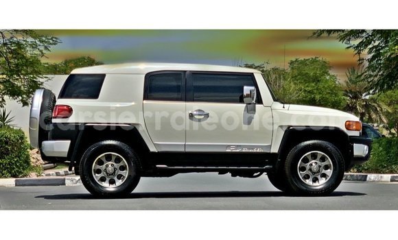 Buy Import Toyota FJ Cruiser White Car in Import - Dubai in Kailahun Buy Import Toyota FJ Cruiser White Car in Import - Dubai in Kailahun