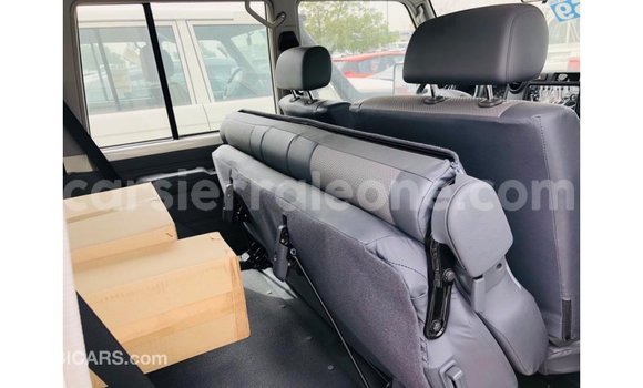 Acheter Import Voiture Toyota Land Cruiser Blanc à Import - Dubai, Kailahun Acheter Import Voiture Toyota Land Cruiser Blanc à Import - Dubai, Kailahun
