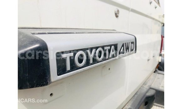 Acheter Import Voiture Toyota Land Cruiser Blanc à Import - Dubai, Kailahun Acheter Import Voiture Toyota Land Cruiser Blanc à Import - Dubai, Kailahun