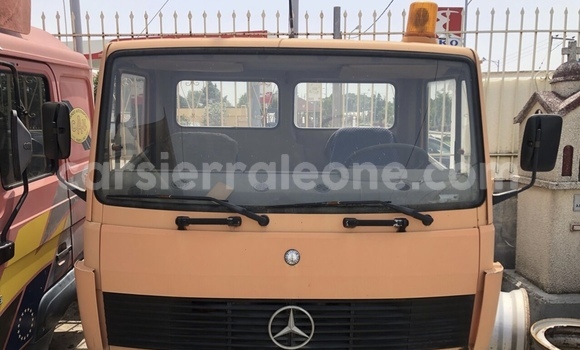 Buy Used Mercedes‒Benz 814 Green Truck in Freetown in Western Urban Buy Used Mercedes‒Benz 814 Green Truck in Freetown in Western Urban