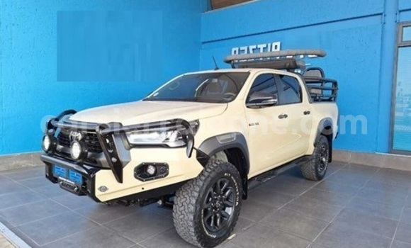 Buy Used Toyota Hilux Beige Car in Freetown in Western Urban